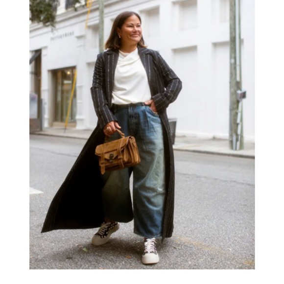 R13 cropped wide leg; multiple styling options 4 effortless cool. LIGHT wash - Picture 13 of 16